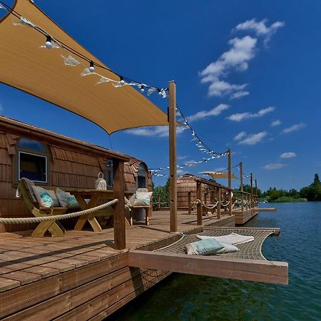 Lieblingsplatz Parey - Schwimmendes Iglu Hotel Bagian luar foto