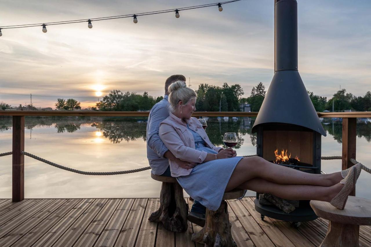 Lieblingsplatz Parey - Schwimmendes Iglu Hotel Bagian luar foto
