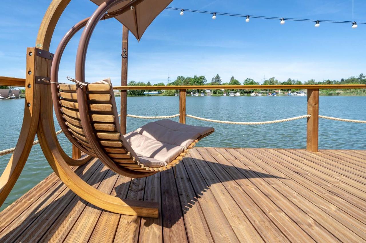 Lieblingsplatz Parey - Schwimmendes Iglu Hotel Bagian luar foto